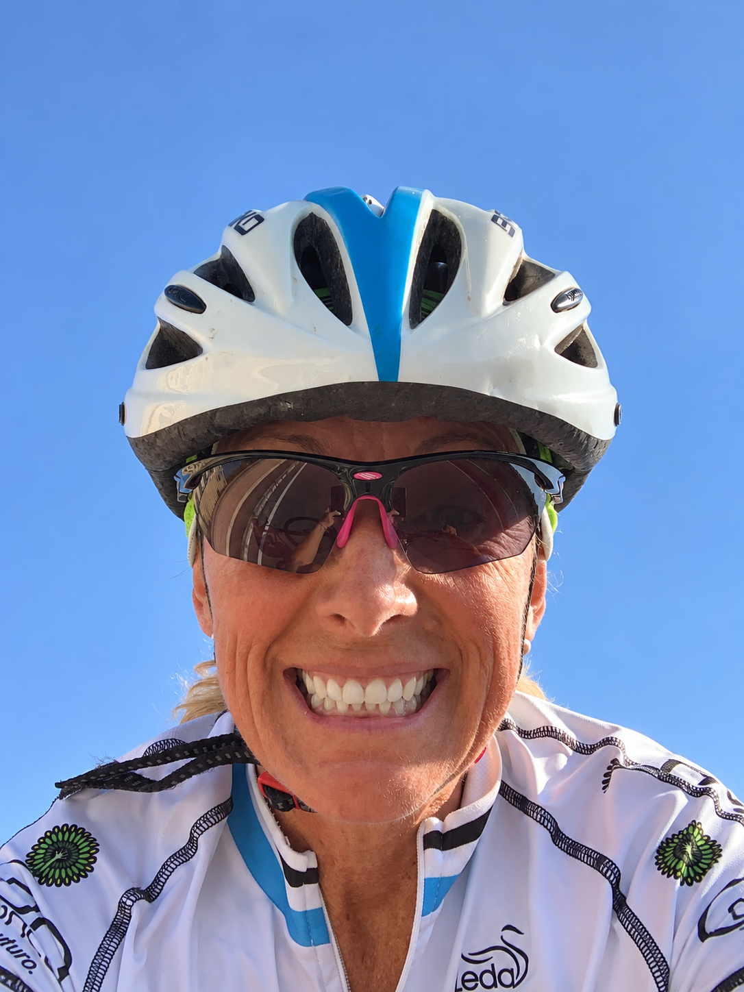 Gina Palma sorridente in abbigliamento da ciclista, con il viso centrato